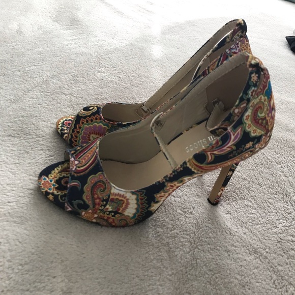 Beautiful Pattern Heels - Picture 4 of 6